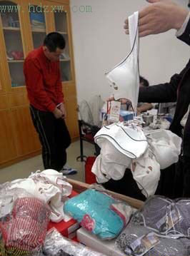 男子偷上千件女人<em>内裤胸罩</em>丝袜(图)