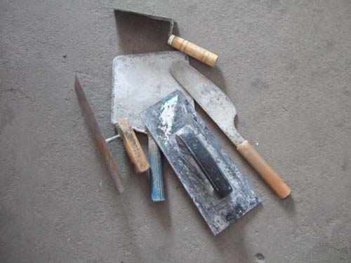 这些都是泥水匠经常使用的工具--瓦刀