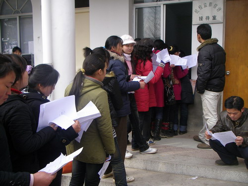 东北下岗工人的妻子_煤矿工人_下岗工人张三的收入(3)