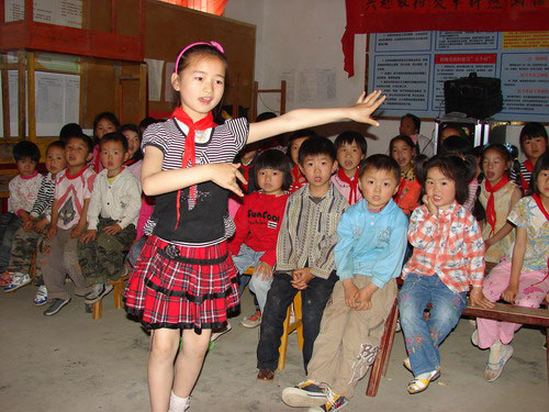 他们在山里玩的很高兴 用英文怎么说?-玩得很