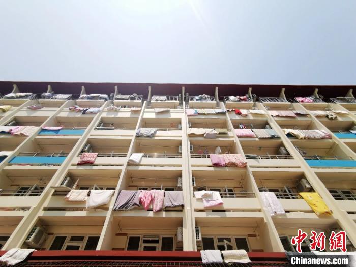 华东政法大学宿舍楼晒出一床床被子。华东政法大学供图