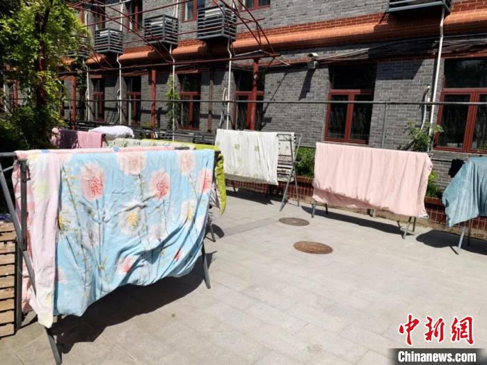 春光明媚洗晒好时节上海高校为学生贴心晒被子