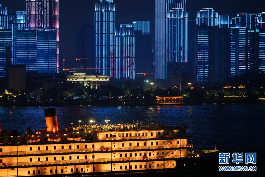 （图文互动）（3）武汉25公里大型灯光秀深情告白祖国
