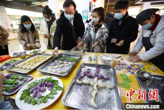 2月4日，南京农业大学园艺学院的老师和留校学生用他们培育研发的园艺特色“饺子馅儿”包饺子，还带来了玫瑰白菜、萝卜、彩色水芹等平日里的“研究对象”，既有“园”汁的学科特色、又有“圆”味的团圆氛围。　泱波 摄