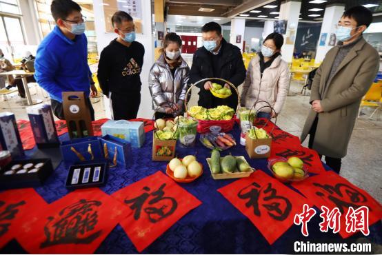 南京农业大学副校长闫祥林、南京农业大学园艺学院领导、专家教授们不仅和同学们一起包起了饺子，还开展了植物培育知识的普及活动。　泱波 摄