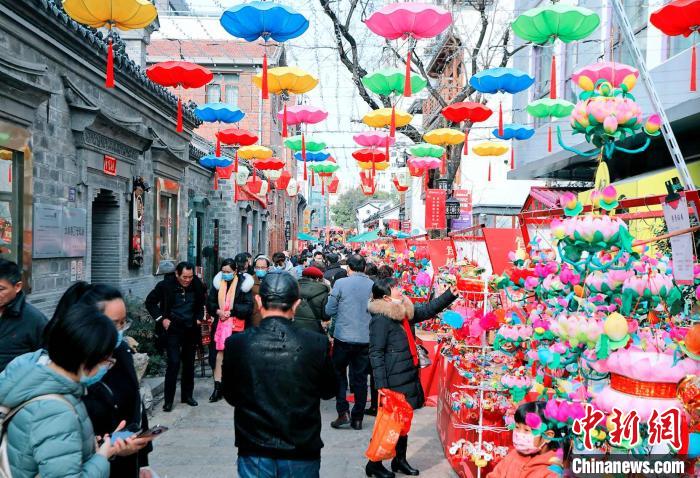 南京熙南里街区在春节期间打造“熙南花市”，南京并推出“幻彩灯市”。文旅南京旅游集团供图