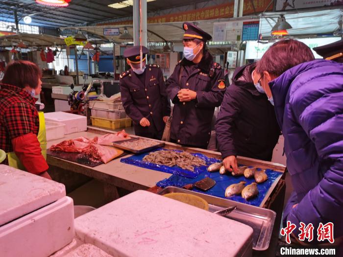 维护长江流域生态环境安全上海开展非法销售长江刀鱼联合执法