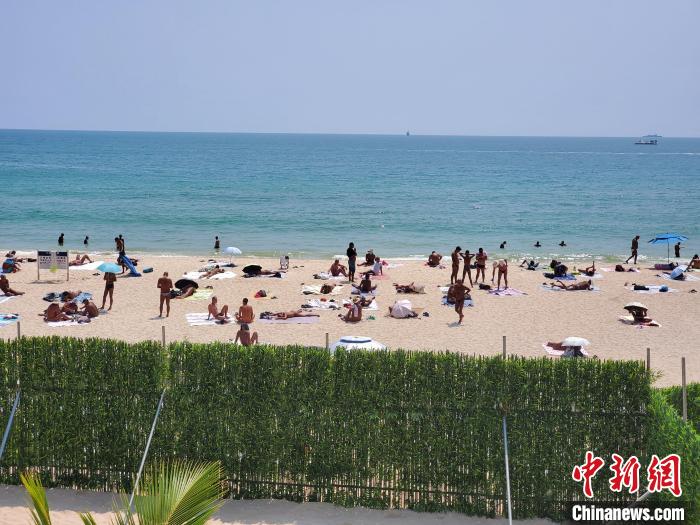 今年“五一”期间的大东海沙滩	。　记者王晓斌 摄