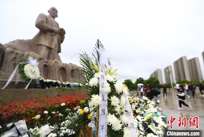 5月23日，平故向袁隆平雕像鞠躬致哀。众冒　刘占昆 摄