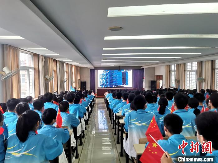 枣阳市一中师生集体观看飞船发射直播 胡传林 摄