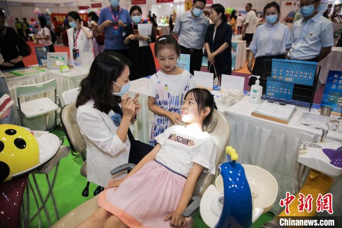 口腔专家应邀现场检测儿童口腔健康状况 中国儿基会供图