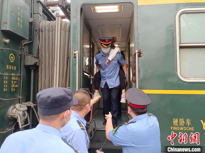 列车工作人员先后4次在新乡站、长春至广州T122/3次列车运行至该区段受阻折返回长春，　沈铁 摄