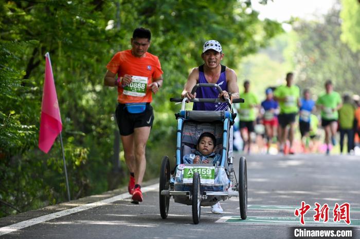 父亲推脑瘫儿子跑52场马拉松：带你去看外面的世界