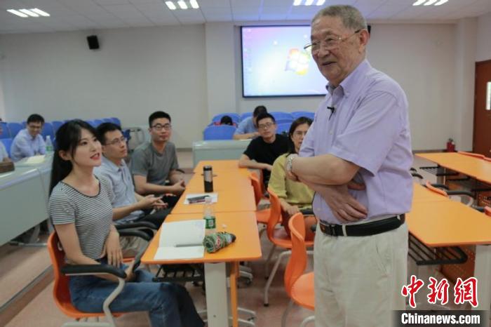 84岁仍坚守讲台南航教授捐资200万元设立奖教奖学金