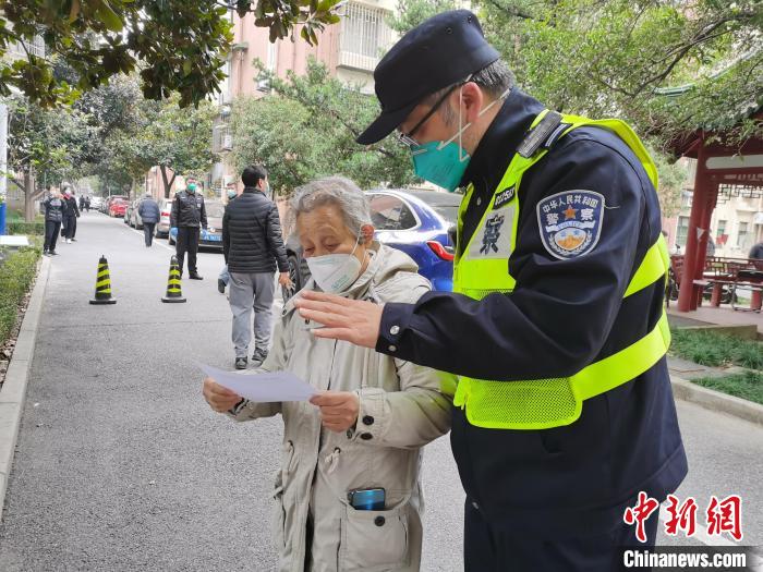 针对小区内需要着意照顾的老年居民，民警传递温情力量。　上海浦东警方供图