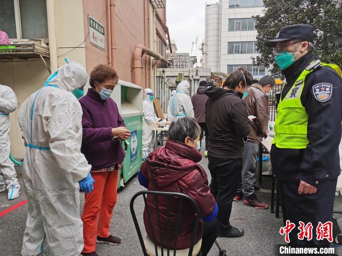 上海：向隔离小区里的老年居民传递温情力量