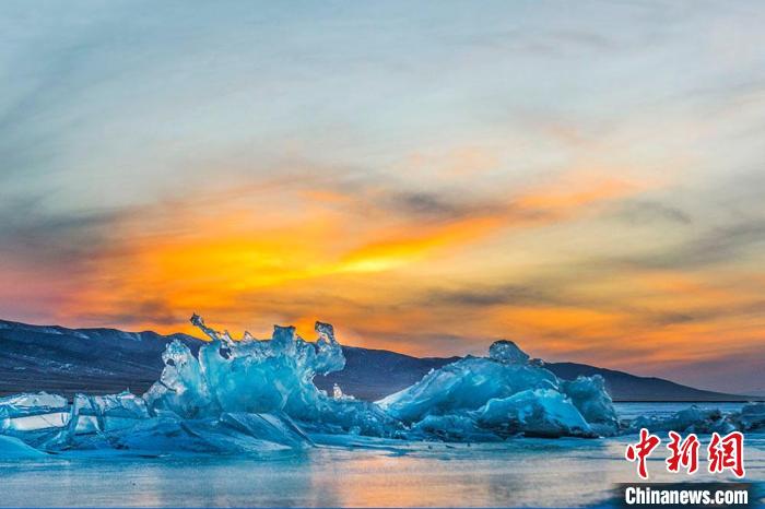 图为青海湖冰冻期的晚霞。　赵海梅 摄