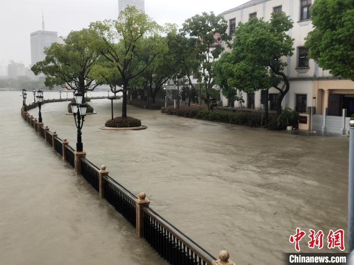 浙江宁波老外滩步道被江水淹没。浙江专　王逸飞 摄