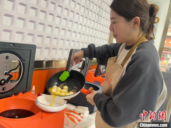 探访武汉“机器人餐厅”：满足消费者多元需求
