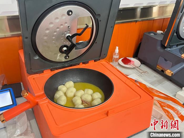 图为机器人“厨师”制作的多元浓汤鱼丸 武一力 摄