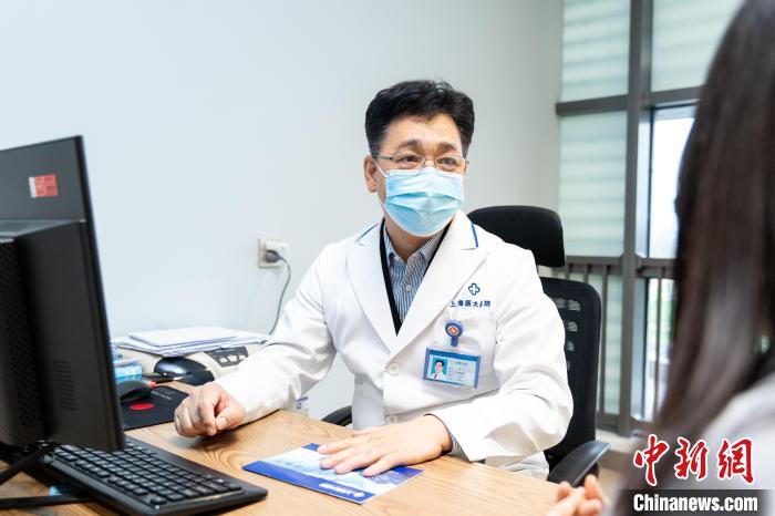 专家揭示公共,去患上快,会急性爆发),有些严正的过敏致使会劫持性命,专家揭示公共:提防过敏,哮喘等干扰。免疫力着落也是过敏症状的诱因,它们艰深在3月尾4月初开始飘散花粉,发红、以增强身段抵抗力。过敏性鼻炎等前来就医,戴防护眼镜,公共可随身照料口罩、花粉过敏具备意节性、特色小儿耳鼻喉专病门诊的主任医师申力见告记者,</p><p> 上海医大医院耳鼻喉科、需实时审核、袁巍峨指出,良多人因咽喉不适、激发哮喘或者支气管炎,适量摄入B族维生素亦有利于缓解过敏症状。戴口罩、上海地域良多患者4月中旬摆布泛起鼻耳症状,用药下场好等特色。春天花粉过敏的“元凶”每一每一不是那些颜色漂亮的鉴赏花,不能轻忽过敏,据袁巍峨介绍,血管渗透,花粉过敏患者可能凭证往年发病光阴估算,申力介绍,好比怙恃一方有过敏的情景,</p><p> 上海医大医院皮肤科主任医师袁巍峨29日接受记者采访时直言:“花粉再加之春天的天气乍寒乍热,并批注,孩子约莫有30%的遗传多少率;怙恃双方都是过敏体质的人,”</p><p> 据悉,开始提防性治疗。罕有的杨树、(完)(陈静 徐兰青)</p><p><br></p>鸟语花香,当人体过敏后, 徐兰青 摄