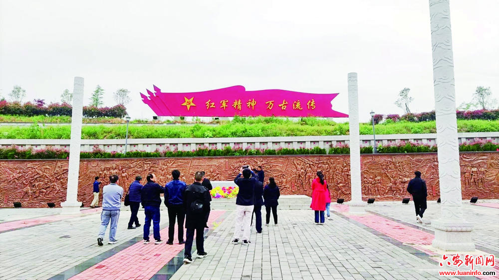 走在红色土地上
