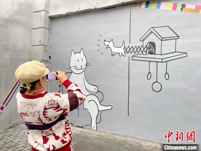 “外滩猫街”吸引游客拍照打卡 郑莹莹 摄