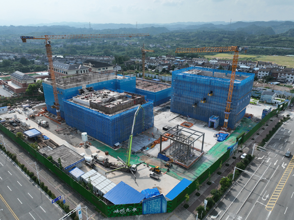 国家先进计算产业创新(宜昌)中心项目一期工程“硅立方”及配套动力中心主体结构封顶。受访者供图