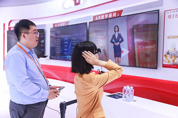 在工商银行展台,数字员工“工晓伴”与观展游客互动。受访者供图