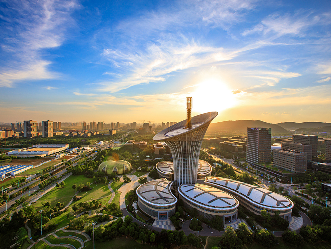 光谷地标建筑之一——“马蹄莲”大楼。武汉东湖高新区供图