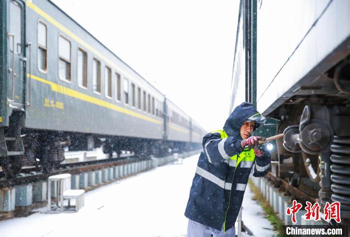 长三角多地迎雨雪天气 铁路部门启动二级扫雪除冰应急响应