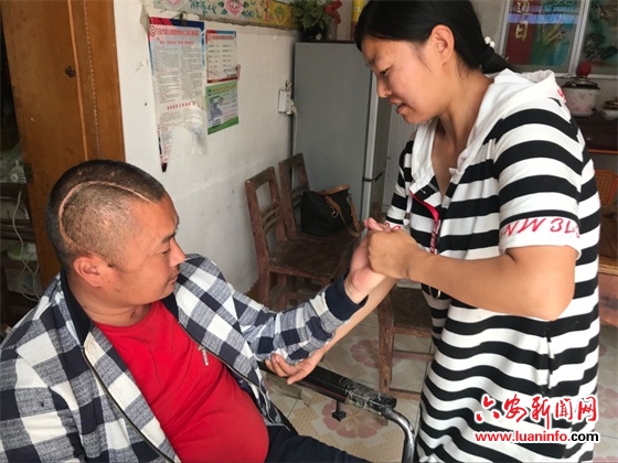 霍邱：深情妻子不离弃 用爱照顾“植物人”丈夫