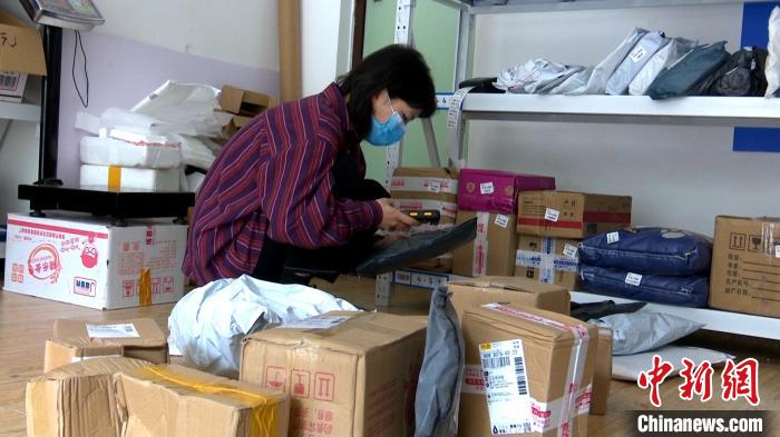 边上网课边创业 四川大学生开快递驿站留住"候鸟父母"