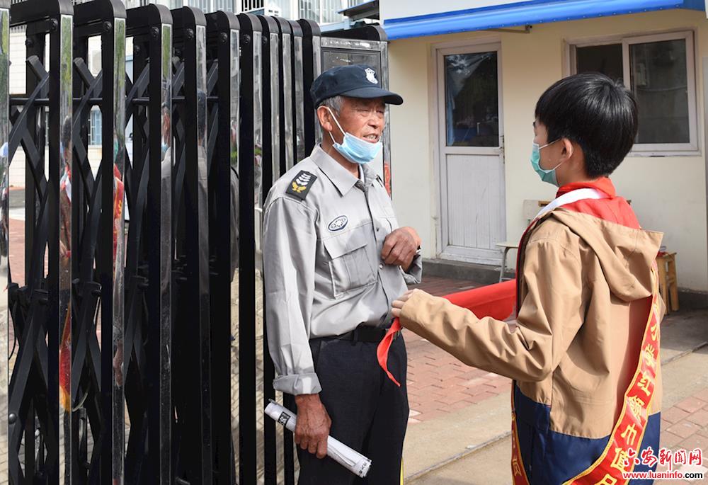 大雨无情,实小有爱——记舒城县实验小学东校区门卫爷爷的雷锋精神