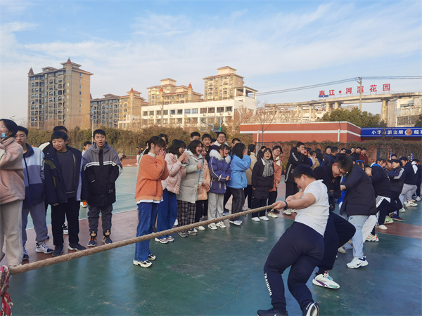 皖西中学高二年级部举办"庆元旦,迎新年"拔河友谊赛_六安教育_科教育