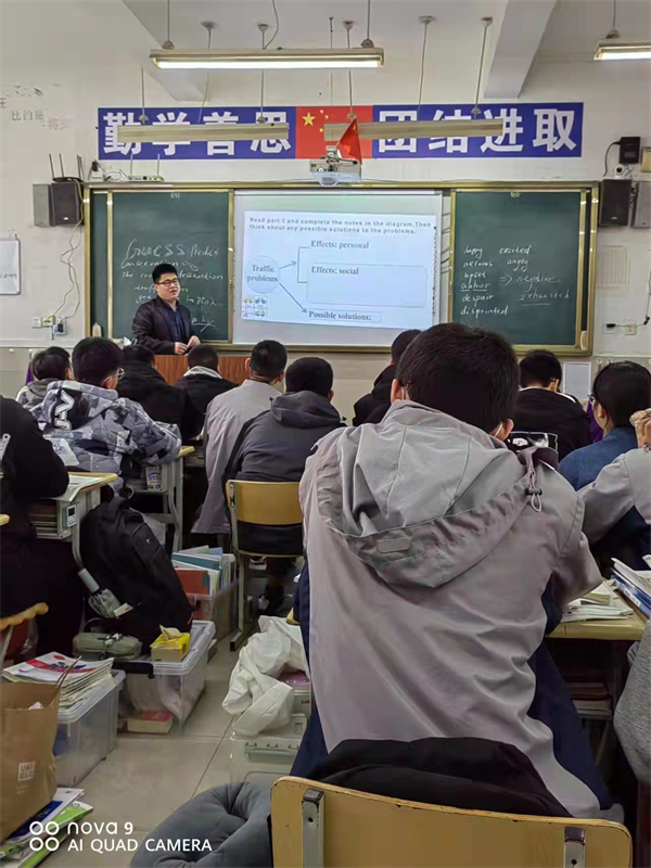 自闻颖师弹起坐在一旁丨皖西中学高中英语组开展党员教师上示范课活动