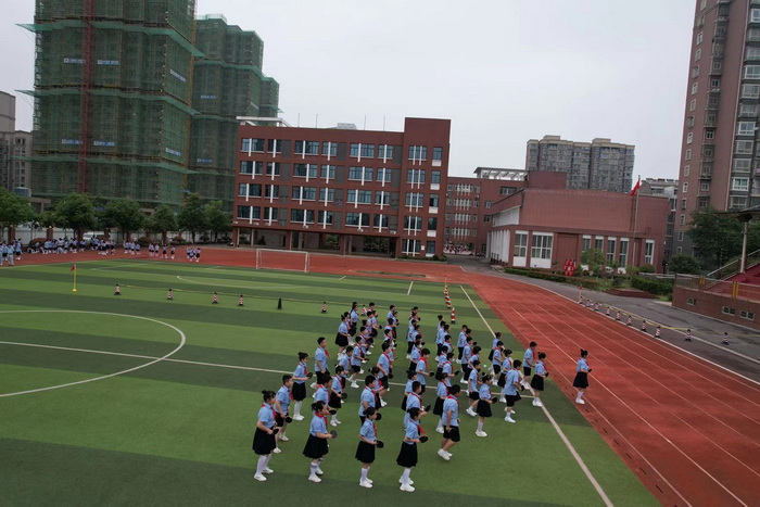 童心飞扬健康成长舒城县城关三小教育集团举行两操比赛展示活动