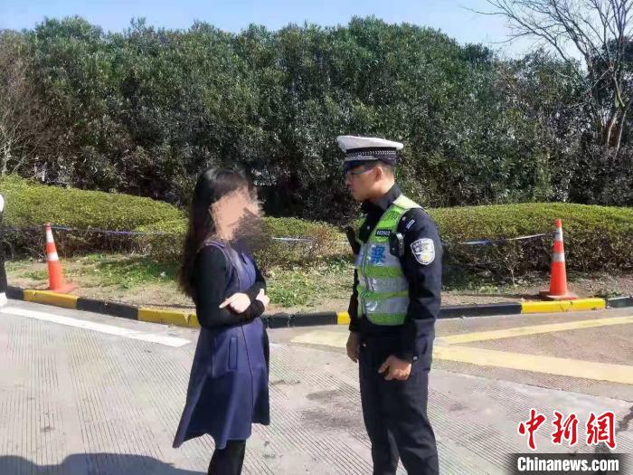 民警做起了“和事佬”,对夫妻俩分别进行了劝说。交警提供