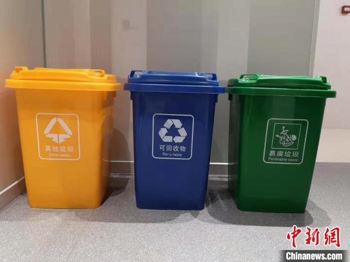 标有“其他垃圾”“可回收物”“易腐垃圾”字样的垃圾桶。　童笑雨 摄