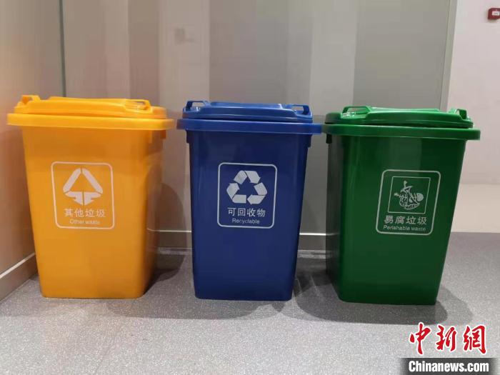标有“其他垃圾”“可回收物”“易腐垃圾”字样的垃圾桶。 童笑雨 摄