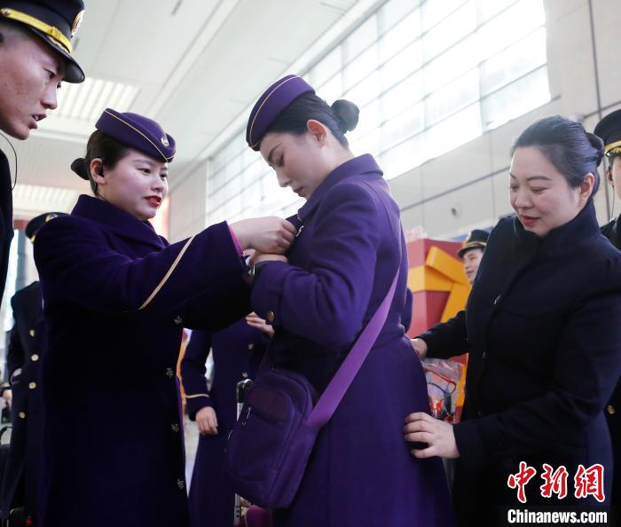 组员和车队书记帮何敏再次确认仪容仪表。　殷立勤 摄