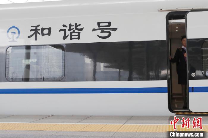 车门慢慢关上，何敏踏上11个小时的工作路。　殷立勤 摄