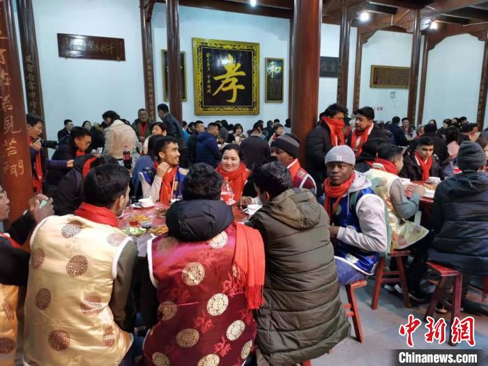 春节文化“远漂”海外“老外”爱过“中国年”