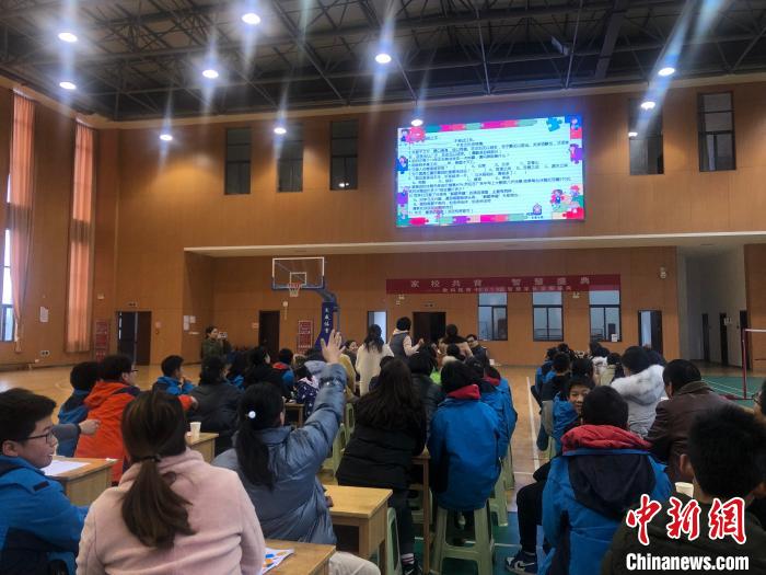 在江苏常州教科院附中的体育馆内，一场特别的考试正在紧张进行 唐娟 摄