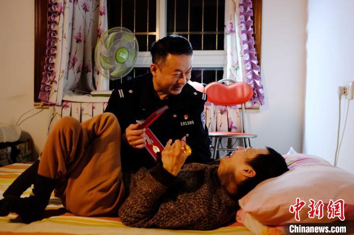 邹海为哥哥讲述自己从警的故事。　刘宇俊 摄