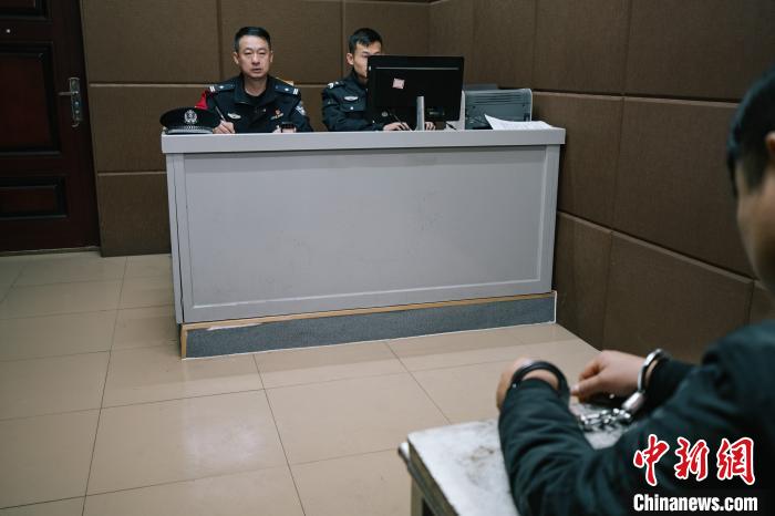 办案区里，邹海正在对嫌疑人进行询问。　刘宇俊 摄
