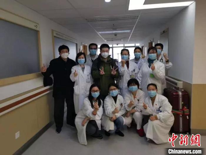 姜恺(二排左三)和科室同事等合影。 供图 摄