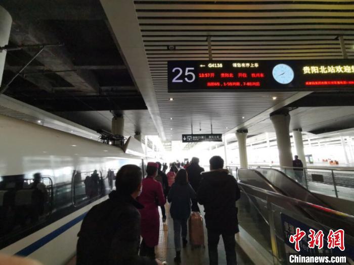 图为准备乘车的旅客。 刘江 摄