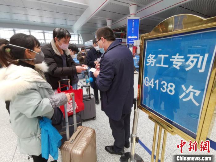 图为工作人员核实旅客信息。 刘江 摄