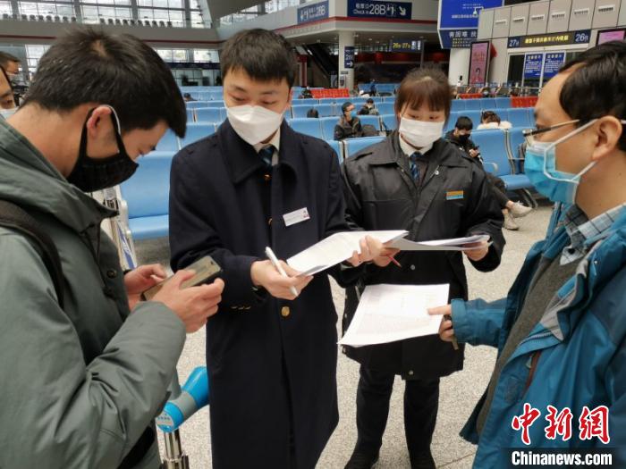 图为工作人员核实旅客信息。 刘江 摄
